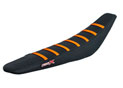 Housse de selle KTM SXF 250-450 16-18 SX 125-150 16-18 SX 250 17-18 EXC 17-19 TOP BLACK- SIDE BLACK-STRIPES ORANGE (M518-3BBO)